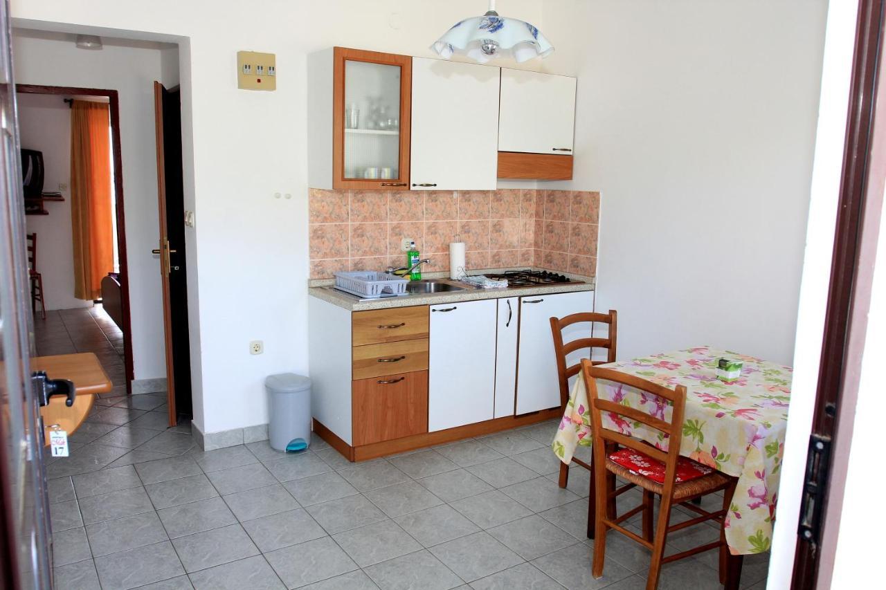 Apartments By The Sea Mandre, Pag - 8655 Kolan Extérieur photo